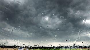 Wer bei einem schlimmen Unwetter im Auto sitzt, sollte die Nerven nicht verlieren.