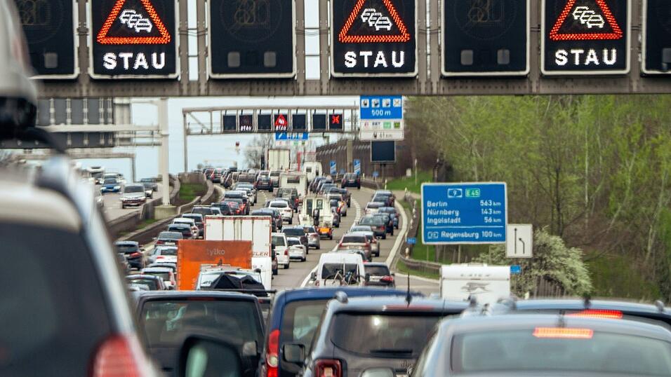 Während der Hauptverkehrszeiten geht auf der A 9 zwischen München und dem Dreieck Holledau meist nichts mehr. Für Entlastung könnten Fernbusse sorgen, für die allerdings laut geltendem Verkehrsrecht keine eigenen Haltestellen an Autobahnen eingerichtet werden dürfen.