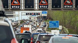 Während der Hauptverkehrszeiten geht auf der A 9 zwischen München und dem Dreieck Holledau meist nichts mehr. Für Entlastung könnten Fernbusse sorgen, für die allerdings laut geltendem Verkehrsrecht keine eigenen Haltestellen an Autobahnen eingerichtet werden dürfen.