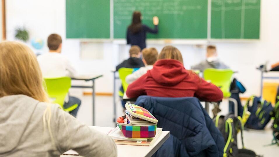 Mit den Leistungen von Schülerinnen und Schülern in Deutschland geht es laut Bildungsstudien bergab. Mit den Leistungen von Schülerinnen und Schülern in Deutschland geht es laut Bildungsstudien bergab.