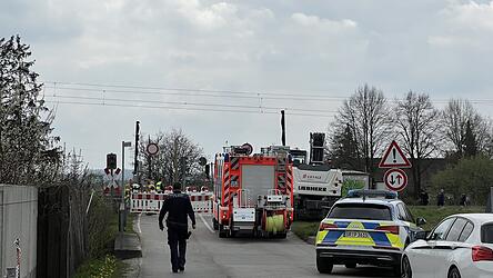 Am Unfallort waren zahlreiche Einsatzkr&auml;fte von Polizei und Feuerwehr.