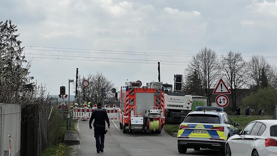 Am Unfallort waren zahlreiche Einsatzkräfte von Polizei und Feuerwehr. Am Unfallort waren zahlreiche Einsatzkräfte von Polizei und Feuerwehr.