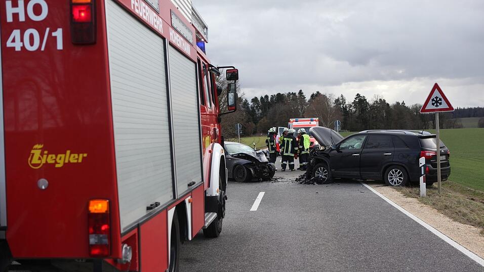 Der Unfall hatte die Stra&szlig;e in ein Tr&uuml;mmerfeld verwandelt. Ein 34-j&auml;hriger Autofahrer musste mit schwersten Verletzungen ins Krankenhaus geflogen werden.