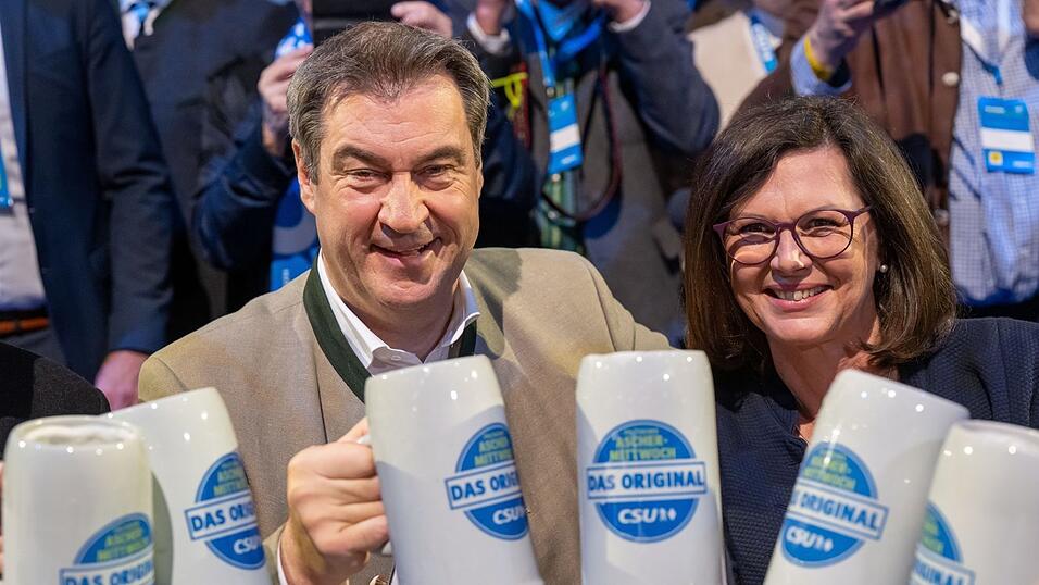 Der CSU-Vorsitzende und Bayerische Ministerpr&auml;sident Markus S&ouml;der prostet mit Bier beim Politischen Aschermittwoch der CSU in der Dreil&auml;nderhalle Passau. Rechts Ilse Aigner (CSU), Pr&auml;sidentin des Bayerischen Landtags.
