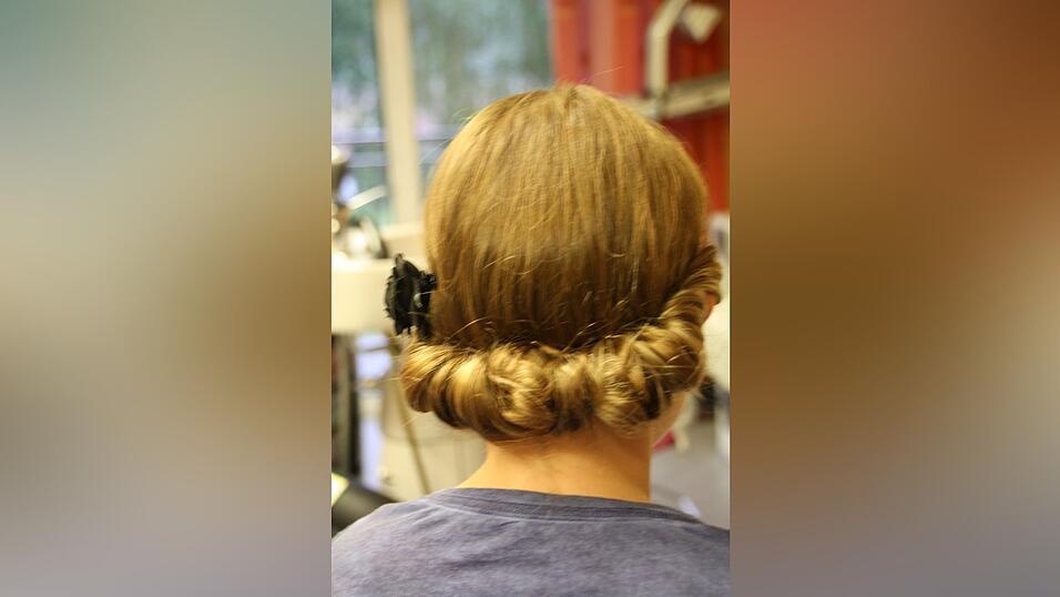 3. Das i-T&uuml;pfelchen ist eine Blumenspange an der Seite.