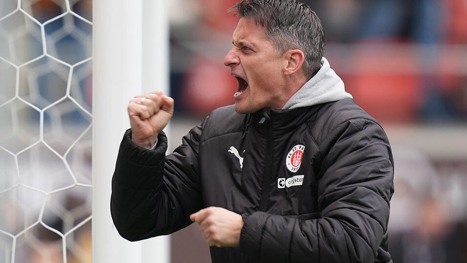 Alles Anfeuern nutzte nichts: St. Paulis Trainer Alexander Blessin.