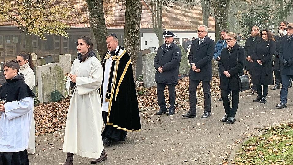 Vertreter von Kirche und Stadt erinnerten an Krieg, aber auch an den Frieden und riefen auf, sich gegen Hass und Ausgrenzung zu stellen. Vertreter von Kirche und Stadt erinnerten an Krieg, aber auch an den Frieden und riefen auf, sich gegen Hass und Ausgrenzung zu stellen.