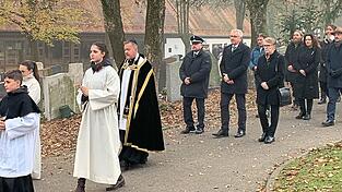 Vertreter von Kirche und Stadt erinnerten an Krieg, aber auch an den Frieden und riefen auf, sich gegen Hass und Ausgrenzung zu stellen. Vertreter von Kirche und Stadt erinnerten an Krieg, aber auch an den Frieden und riefen auf, sich gegen Hass und Ausgrenzung zu stellen.