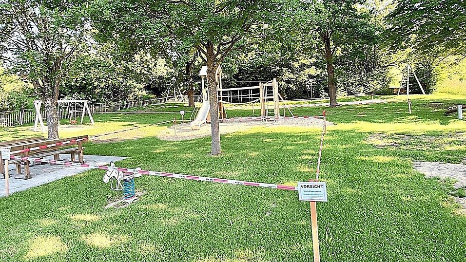 Drei betroffene Bäume wurden durch den städtischen Bauhof auf dem Lixenrieder Spielplatz abgesperrt und mit Warnbeschilderung versehen. Drei betroffene Bäume wurden durch den städtischen Bauhof auf dem Lixenrieder Spielplatz abgesperrt und mit Warnbeschilderung versehen.