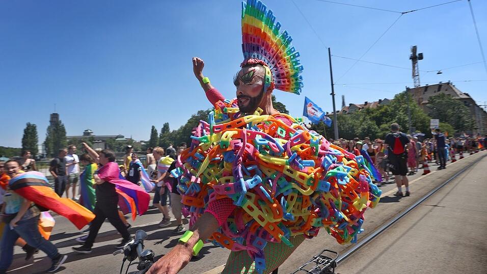 Bei der Parade machen viele Menschen mit farbenfrohen Kost&uuml;men auf ihr Anliegen aufmerksam. (Archivbild)