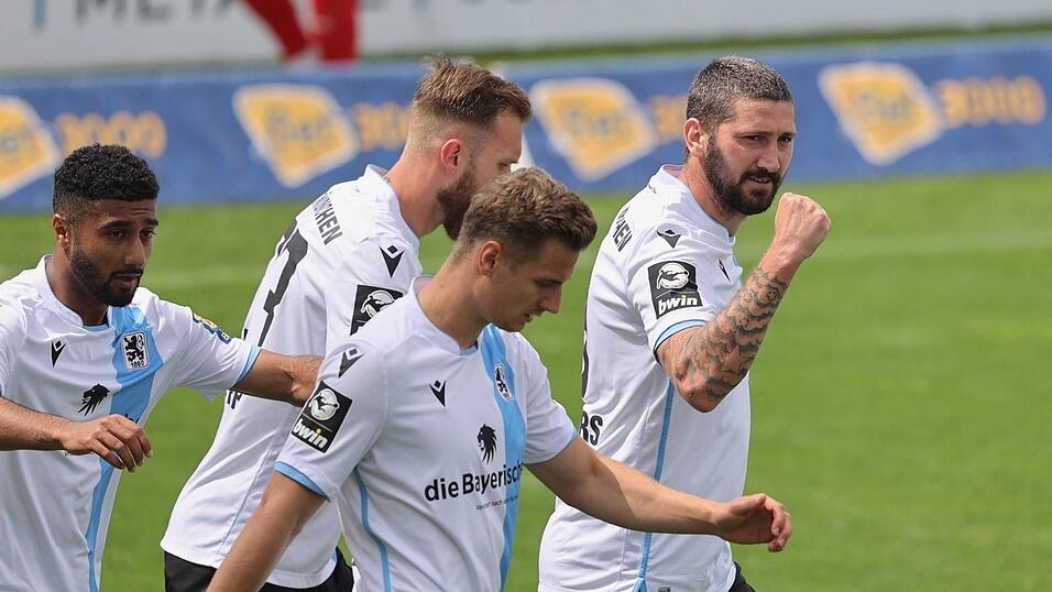 Dürfen noch leise vom Aufstieg in die 2. Bundesliga träumen: Die Spieler des TSV 1860 nach dem 2:1-Heimsieg gegen Halle. Dürfen noch leise vom Aufstieg in die 2. Bundesliga träumen: Die Spieler des TSV 1860 nach dem 2:1-Heimsieg gegen Halle.