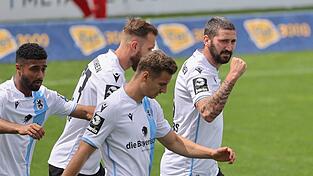 Dürfen noch leise vom Aufstieg in die 2. Bundesliga träumen: Die Spieler des TSV 1860 nach dem 2:1-Heimsieg gegen Halle. Dürfen noch leise vom Aufstieg in die 2. Bundesliga träumen: Die Spieler des TSV 1860 nach dem 2:1-Heimsieg gegen Halle.