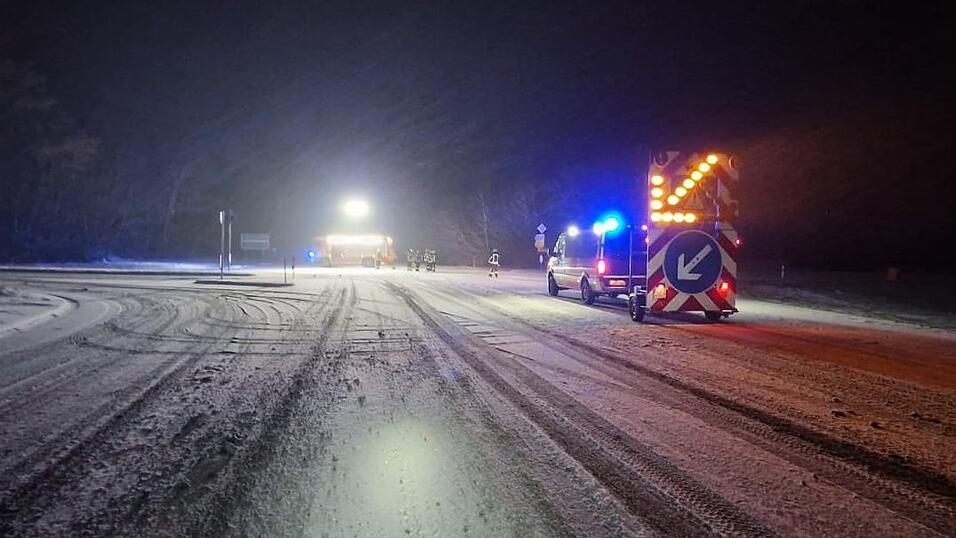Ein Lastwagen ist am Kaserneneck in den Graben gerutscht.