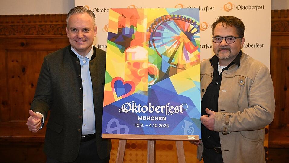 Der Designer Florian Huber zeigt mit Wiesnchef Scharpf sein Wiesn-Motiv.