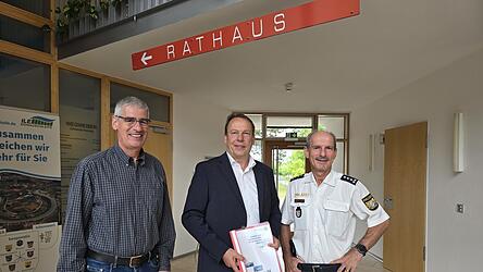 K&uuml;nzing, so sicher wie die Jahre zuvor, Erster Polizeihauptkommissar Elmar Kastl (r.) mit B&uuml;rgermeister Siegfried Lobmeier (mi.) und Gesch&auml;ftsleiter J&uuml;rgen Geyer (l.).