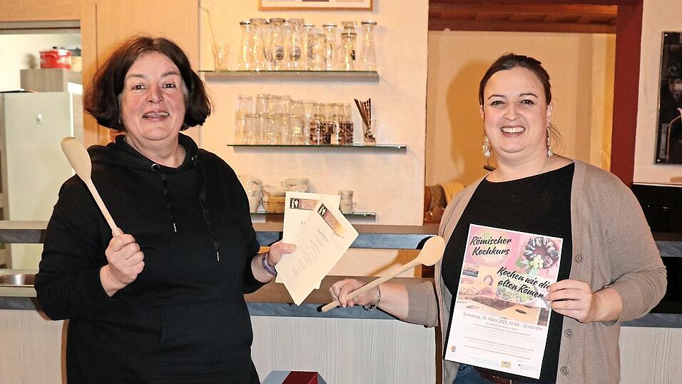 Es ist angerichtet: Kursleiterin Dr. Annette B&ouml;hm und Stephanie Haberl, beim MGH zust&auml;ndig f&uuml;r Erwachsenenbildung, haben die Weichen f&uuml;r den r&ouml;mischen Kochkurs gut gestellt.