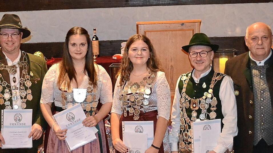 Die Gaukönige 2025 (von links): Gausportleiter Oswald Rath, 1. Gaukönig Luftpistole Claus Barth, 1. Gaudamenkönigin Verena Eller, 1. Gaujugendkönigin Jasmin Buchner, 1. Gaukönig Luftgewehr Bernard Jonza und Gauschützenmeister Günter Franzl. - Die Erstplatzierten im Glücksscheiben-Wettbewerb mit Bürgermeister Josef Reff (rechts ) und der Gaudamenleitung.