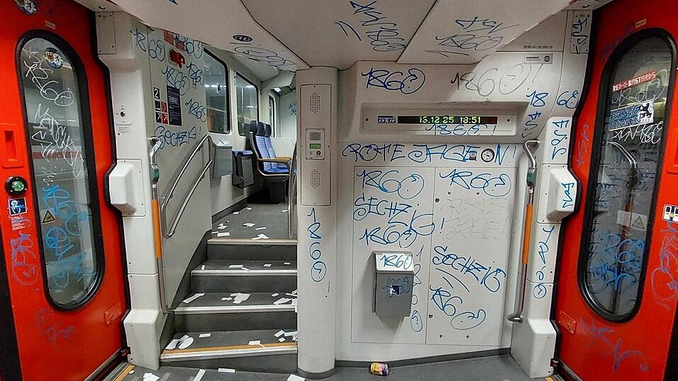 Unbekannte Fans lassen den Zug verwüstet zurück. Unbekannte Fans lassen den Zug verwüstet zurück.