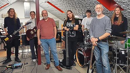 Die Musikschulband mit Luca Brunnhuber (v. l.), Theresa Rohrmaier, Alex Praxl, Leon Brunnhuber, Phil Doppelhammer, Axel Skupin-Schultz, Jona Brunnhuber und Leon Raster (nicht im Bild)