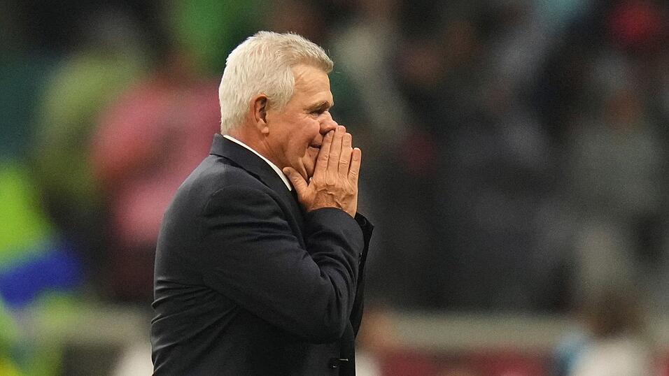Mexikos Coach Javier Aguirre kann es selbst kaum fassen. Mexikos Coach Javier Aguirre kann es selbst kaum fassen.