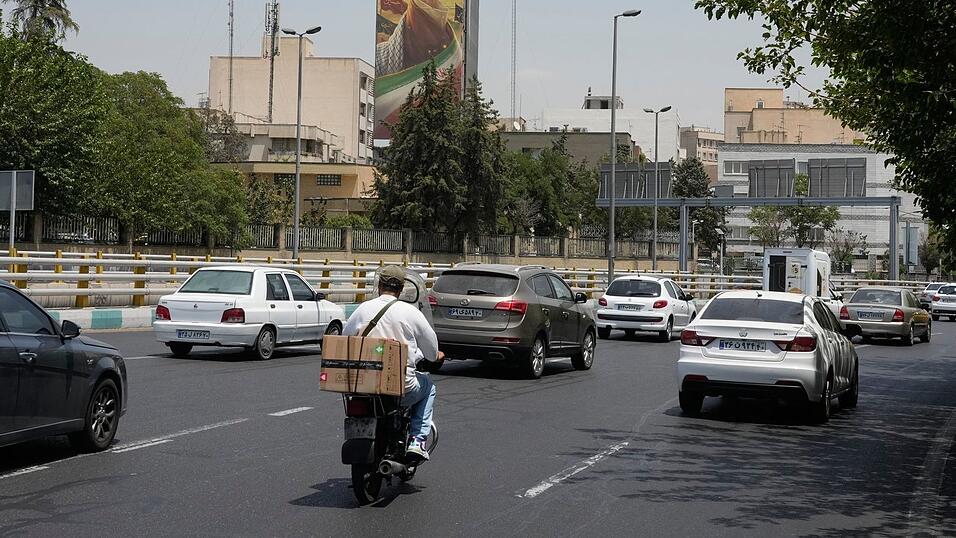 Fahrzeuge fahren in Teheran an einer Plakatwand vorbei, auf der die geballte Faust des verstorbenen iranischen Obersten Führers Ajatollah Ali Chamenei zu sehen ist. (Archivbild) Fahrzeuge fahren in Teheran an einer Plakatwand vorbei, auf der die geballte Faust des verstorbenen iranischen Obersten Führers Ajatollah Ali Chamenei zu sehen ist. (Archivbild)