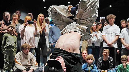 Breakdance-Weltmeister Phillip Meyer und seine Tanzgruppe „Straight4Bavaria“ treten am Sonntag in Schwarzach beim Jubiläumsfest der Orthopädischen Fachklinik auf.