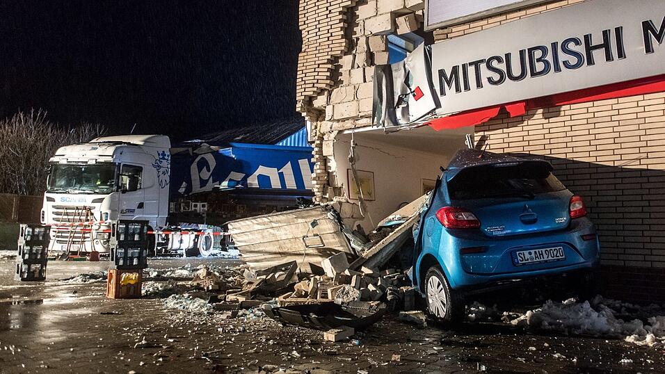 Ein Lastwagen ist am 19.01.2018 in Treia im Kreis Schleswig-Flensburg (Schleswig-Holstein) auf glatter Straße ins Rutschen gekommen und in ein Wohnhaus gekracht in dem auch ein Autohaus untergebracht ist. Zuvor prallte der Lkw noch in ein Austellungsfahrzeug und drückte ein zweites in die Hauswand. Ein Lastwagen ist am 19.01.2018 in Treia im Kreis Schleswig-Flensburg (Schleswig-Holstein) auf glatter Straße ins Rutschen gekommen und in ein Wohnhaus gekracht in dem auch ein Autohaus untergebracht ist. Zuvor prallte der Lkw noch in ein Austellungsfahrzeug und drückte ein zweites in die Hauswand.