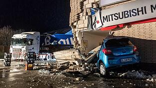 Ein Lastwagen ist am 19.01.2018 in Treia im Kreis Schleswig-Flensburg (Schleswig-Holstein) auf glatter Straße ins Rutschen gekommen und in ein Wohnhaus gekracht in dem auch ein Autohaus untergebracht ist. Zuvor prallte der Lkw noch in ein Austellungsfahrzeug und drückte ein zweites in die Hauswand.