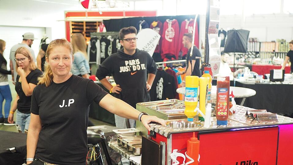 Rund 40 Aussteller und etwa 90 Tattoo-Künstler sind auf der Tattoo Convention in Straubing vertreten. Rund 40 Aussteller und etwa 90 Tattoo-Künstler sind auf der Tattoo Convention in Straubing vertreten.