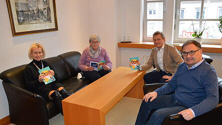 Freuen sich, dass vor Ort durch die Volkshochschule das Freizeitangebot bereichert wird: Vhs-Geschäftsführerin Marion Zimmermann, Außenstellenleiterin Elisabeth Müller, Bürgermeister Josef Beham und Geschäftsleiter Franz Enzensberger bei der Präsentation des Programmhefts.