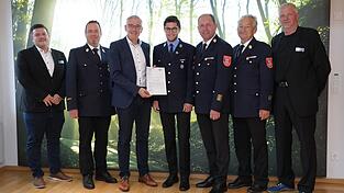 Thomas Schmid (zuständiger Abteilungsleiter am Landratsamt, v. l.), Kreisbrandinspektor Johannes Pichlmayr, Landrat Werner Bumeder, der neue Kreisbrandmeister Nico Angerstorfer, Kreisbrandrat Max Schraufnagl, Kreisbrandinspektor Helmut Huber und Ulrich Schüll (Leiter des Sachgebiets „Öffentliche Sicherheit und Ordnung“ am Landratsamt bei der offiziellen Ernennung Thomas Schmid (zuständiger Abteilungsleiter am Landratsamt, v. l.), Kreisbrandinspektor Johannes Pichlmayr, Landrat Werner Bumeder, der neue Kreisbrandmeister Nico Angerstorfer, Kreisbrandrat Max Schraufnagl, Kreisbrandinspektor Helmut Huber und Ulrich Schüll (Leiter des Sachgebiets „Öffentliche Sicherheit und Ordnung“ am Landratsamt bei der offiziellen Ernennung