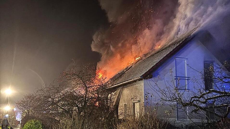 Aus bislang noch ungeklärter Ursache ist in der Nacht zum Dienstag ein frei stehendes Einfamilienhaus in Schiltorn in Brand geraten.