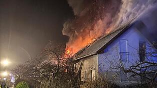 Aus bislang noch ungeklärter Ursache ist in der Nacht zum Dienstag ein frei stehendes Einfamilienhaus in Schiltorn in Brand geraten.