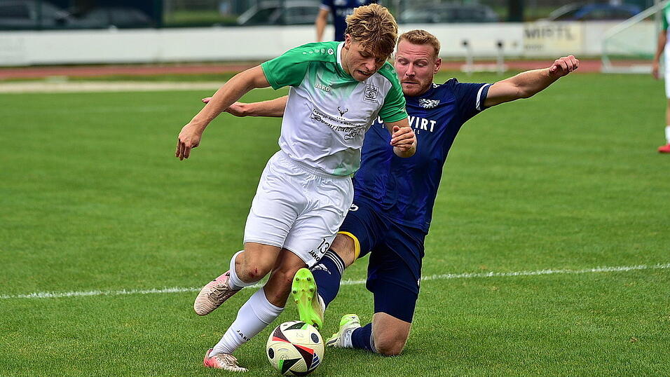 Im ersten Vergleich der Saison setzte sich Deggendorf mit Luca Frank (in wei&szlig;) gegen den TSV Grafenau mit 3:2 durch, nun soll im R&uuml;ckspiel im Bayerischen Wald der Erfolg wiederholt werden.