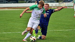 Im ersten Vergleich der Saison setzte sich Deggendorf mit Luca Frank (in wei&szlig;) gegen den TSV Grafenau mit 3:2 durch, nun soll im R&uuml;ckspiel im Bayerischen Wald der Erfolg wiederholt werden.