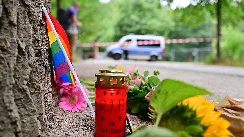 Nach dem Angriff auf den CSD wird an die Opfer erinnert.