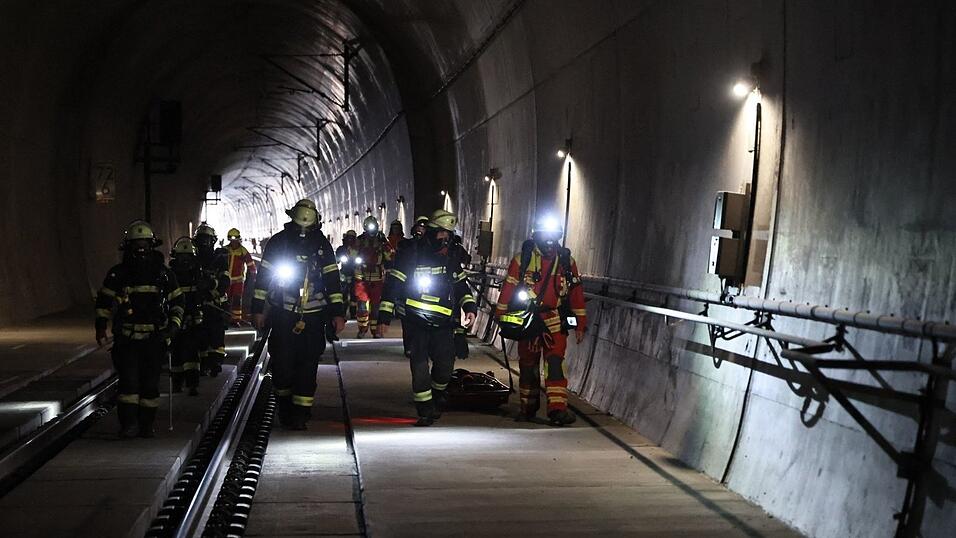 Der Zug - noch dazu ein doppelst&ouml;ckiger - stand in der Mitte des 2,6 Kilometer langen Falkenbergtunnels.