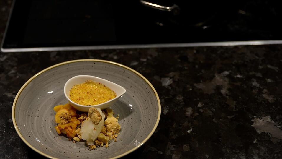 Sebastian Völkl aus dem Jedermann empfiehlt Creme Brulée mit Caipigranité.