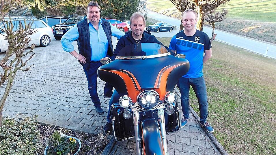 Die Verantwortlichen des nächsten Motorradbenefizkorsos zugunsten der Ukrainehilfe: Cheforganisator und Initiator Manfred Strobel (M.), Tourenplaner und Streckenleiter Bernhard Süß (l.) und Tom Schosser von der DJK Grattersdorf, die wieder für die Einweisung und Verpflegung sorgen werden. Die Verantwortlichen des nächsten Motorradbenefizkorsos zugunsten der Ukrainehilfe: Cheforganisator und Initiator Manfred Strobel (M.), Tourenplaner und Streckenleiter Bernhard Süß (l.) und Tom Schosser von der DJK Grattersdorf, die wieder für die Einweisung und Verpflegung sorgen werden.