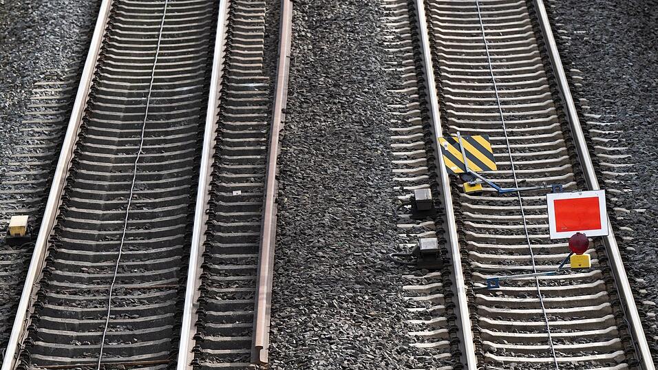 Am Dienstagvormittag kam es zu einer Streckensperrung bei Redwitz im Landkreis Lichtenfels. (Symbolbild) Am Dienstagvormittag kam es zu einer Streckensperrung bei Redwitz im Landkreis Lichtenfels. (Symbolbild)