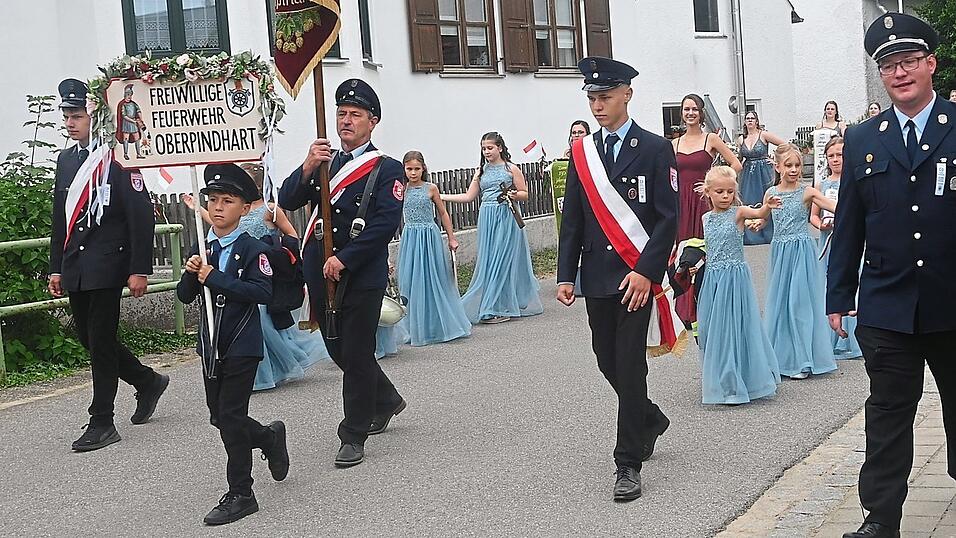 Das Dorf platzte aus allen N&auml;hten beim Festzug mit 55 Vereinen.