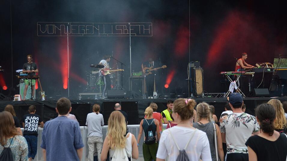 Die Band 'Von Wegen Lisbeth' eröffnete am Samstag die Mainstage.