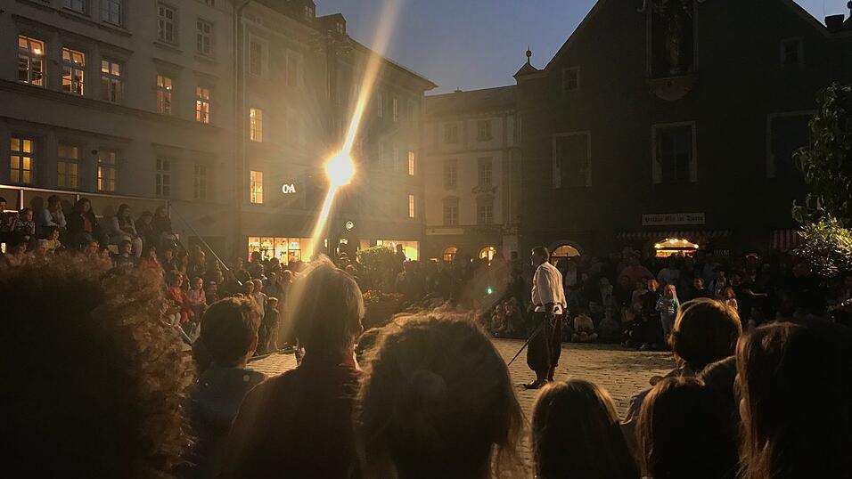 Der Straubinger Stadtplatz wird am Wochenende ganz in mittelalterliches Flair getaucht. Die schönsten Schnappschüsse haben wir für Sie zusammengestellt. Der Straubinger Stadtplatz wird am Wochenende ganz in mittelalterliches Flair getaucht. Die schönsten Schnappschüsse haben wir für Sie zusammengestellt.
