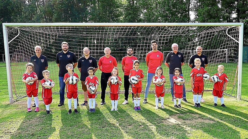 Der FC Straubing feierte seinen 60. Geburtstag und setzt f&uuml;r die Zukunft verst&auml;rkt auf den Nachwuchs. Eine gemischte Mannschaft soll dabei helfen. Vorsitzender Heinrich Dengler (links) und Jugendleiter Herbert Stroinski (2.v.r.) hoffen auf die Unterst&uuml;tzung durch ein engagiertes Vorstandsteam.