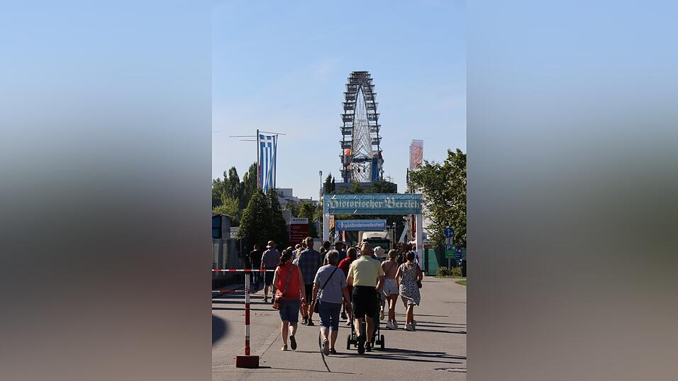 Pilgerstrom zur Ostbayernschau schon in aller Frühe. Pilgerstrom zur Ostbayernschau schon in aller Frühe.