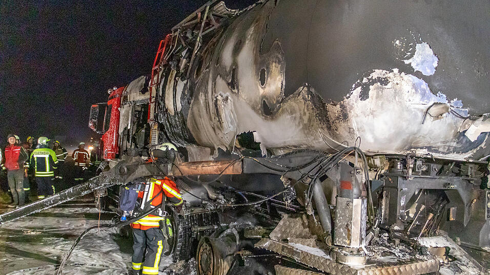 Am sp&auml;ten Dienstagabend brannte bei Hengersberg ein Lastwagen.