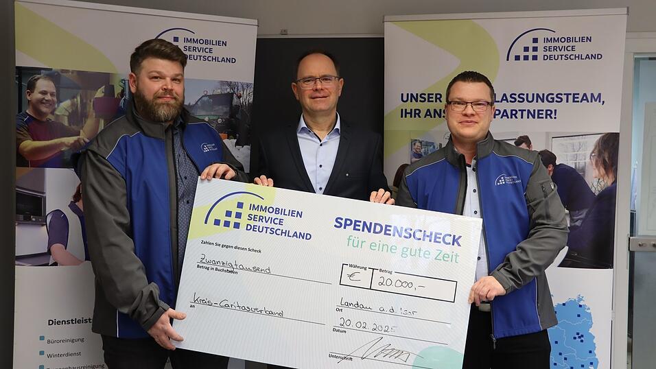 Martin Hohenberger (Mitte) nimmt den Scheck von Fabian Rücker (l.) und Marcel Böhm entgegen. Martin Hohenberger (Mitte) nimmt den Scheck von Fabian Rücker (l.) und Marcel Böhm entgegen.