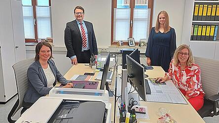 Fühlen sich wohl in den neuen Räumen: die Mitarbeiterinnen des Bürgerbüros (von links) mit Bürgermeister Dr. Stefan Spindler: Barbara Stengl, Sophie Schneider und Karin Dirnberger.