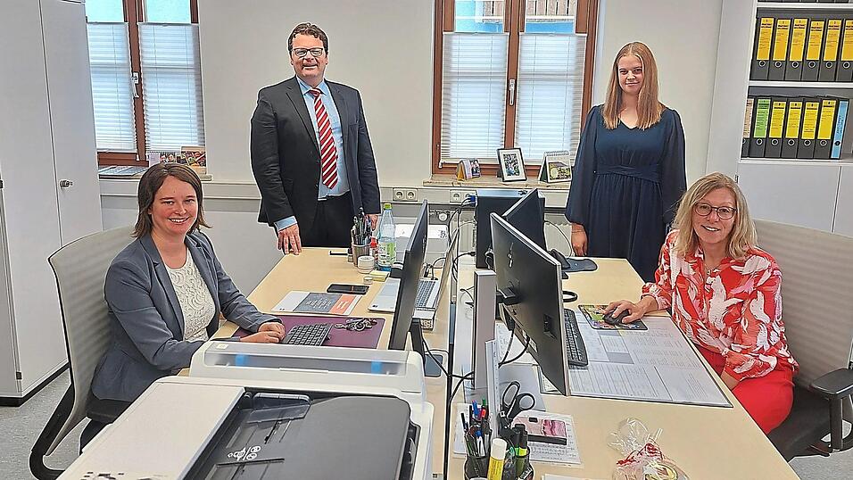 Fühlen sich wohl in den neuen Räumen: die Mitarbeiterinnen des Bürgerbüros (von links) mit Bürgermeister Dr. Stefan Spindler: Barbara Stengl, Sophie Schneider und Karin Dirnberger. Fühlen sich wohl in den neuen Räumen: die Mitarbeiterinnen des Bürgerbüros (von links) mit Bürgermeister Dr. Stefan Spindler: Barbara Stengl, Sophie Schneider und Karin Dirnberger.