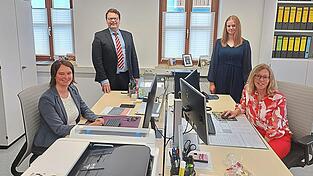 Fühlen sich wohl in den neuen Räumen: die Mitarbeiterinnen des Bürgerbüros (von links) mit Bürgermeister Dr. Stefan Spindler: Barbara Stengl, Sophie Schneider und Karin Dirnberger.